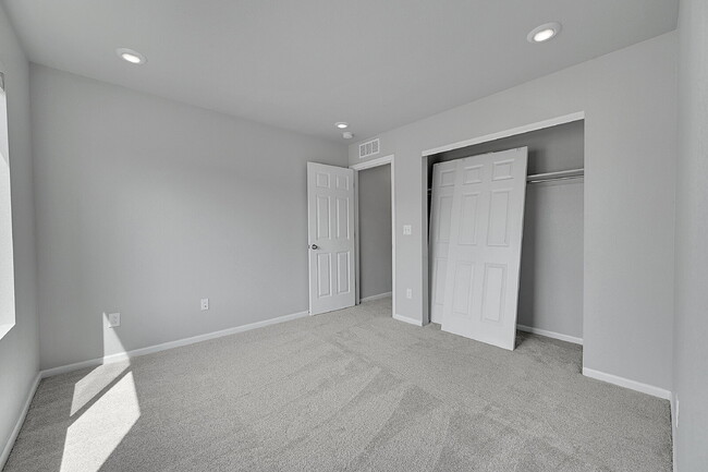 Building Photo - $3,195, 3 bed, 3.1 bath, located in Broomf...