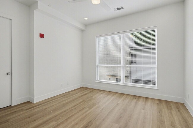 Building Photo - 2217 N Fitzhugh Ave