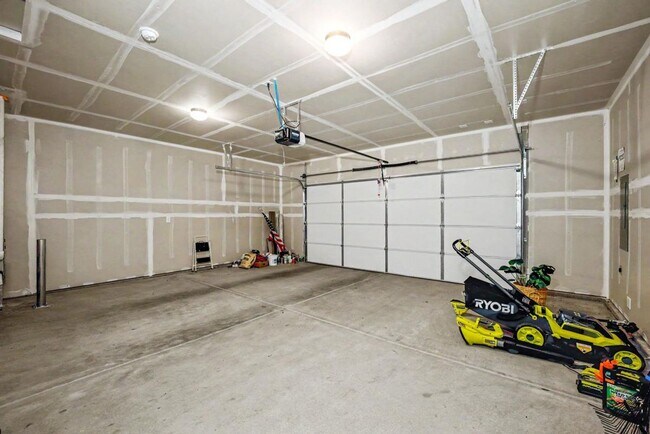 Building Photo - Modern Yelm Home Built in 2023, Walk-In Closets, Deep Storage & Neighborhood Park!