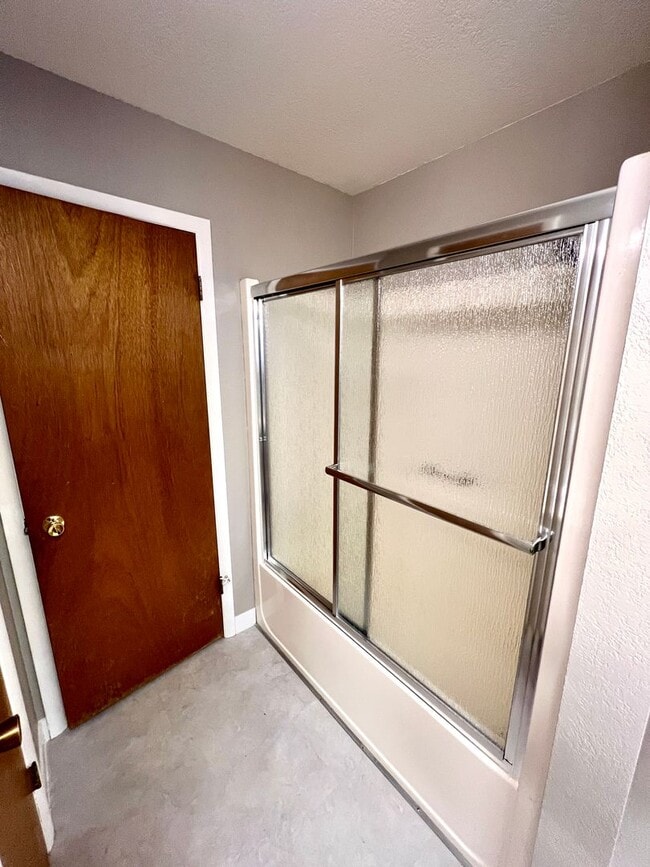 Building Photo - Pet Friendly 4 Bed 3 Bath Single Family Home on Westside W/ Fully Fenced yard, Attached Garage!