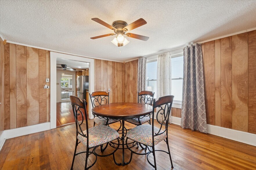 Building Photo - 742 E Park Ave