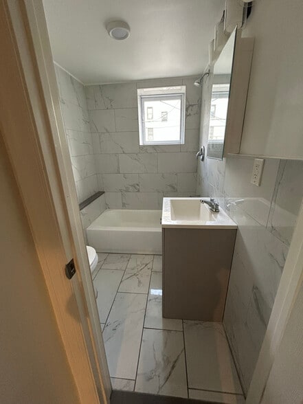 Building Photo - 94 Eaton Pl