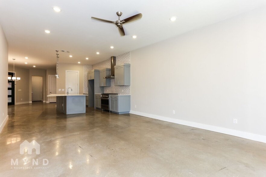 Building Photo - 2345 Vagas St