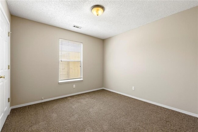 Building Photo - 2502 Parkcrest Dr