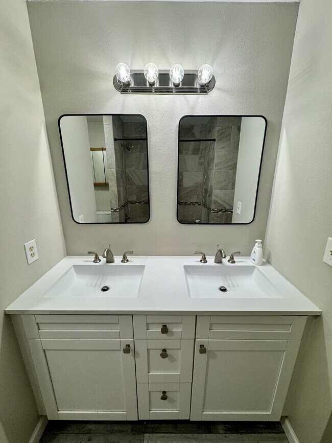 Building Photo - FRESHLY PAINTED 4 bedroom home in Lynn Haven!