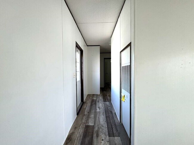 Building Photo - 16206 Wood Dr