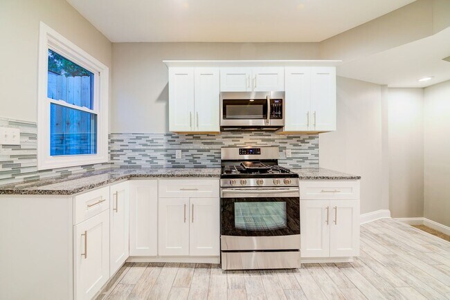 Building Photo - Beautiful 3 bedroom home in Mt. Washington available September 1!