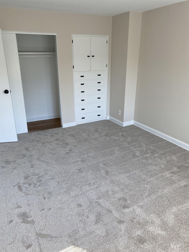 Building Photo - 9421 W North Ave