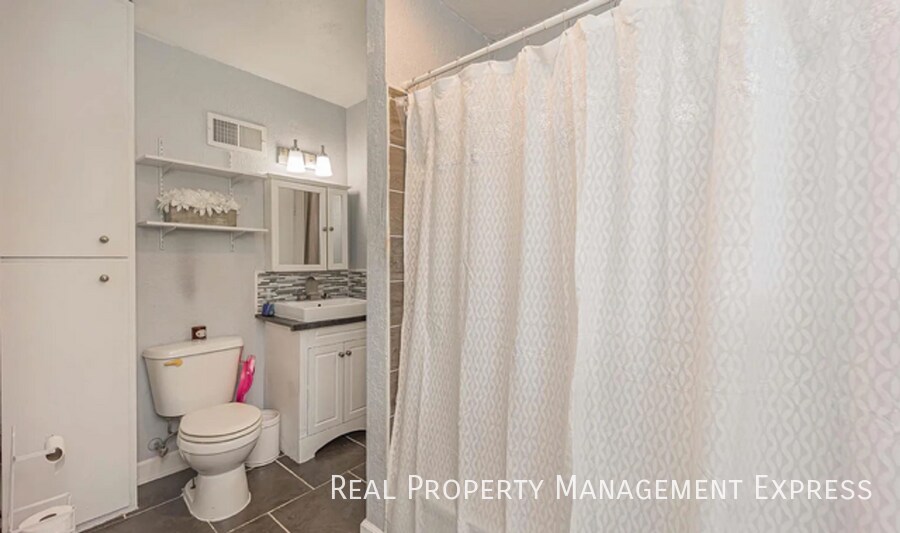 Building Photo - 4 Bedroom 2 Bathroom Home in Sioux Falls