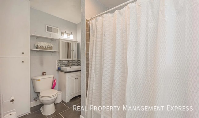 Building Photo - 807 W 13th St