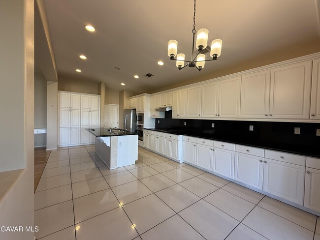 Building Photo - 1233 Wellington Dr