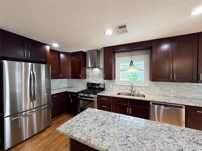Building Photo - 1631 Chantilly Ln