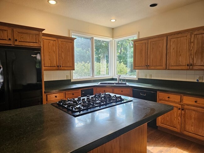 Building Photo - TRADITIONAL HOME IN PALISADES NEIGHBORHOOD...