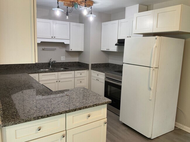 Building Photo - 104 Greencrest Cir