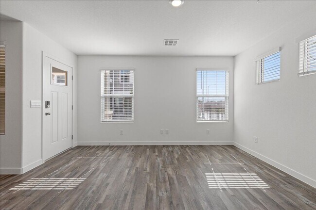 Building Photo - 900 Rosy Starling St