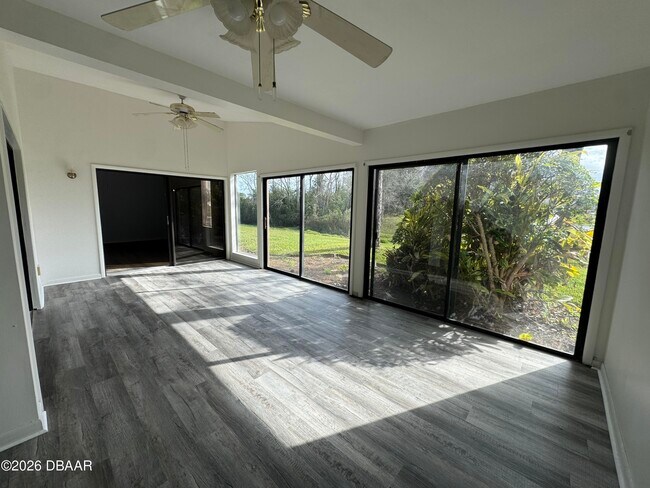 Building Photo - 1921 Sprucewood Way