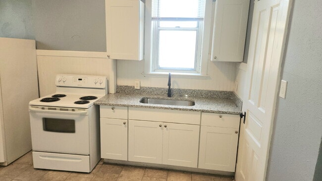 Building Photo - 3721 Iowa Ave