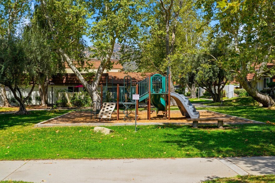 Building Photo - 10432 Larwin Ave