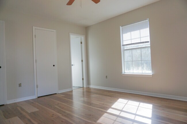 Building Photo - 6 Flora Cove