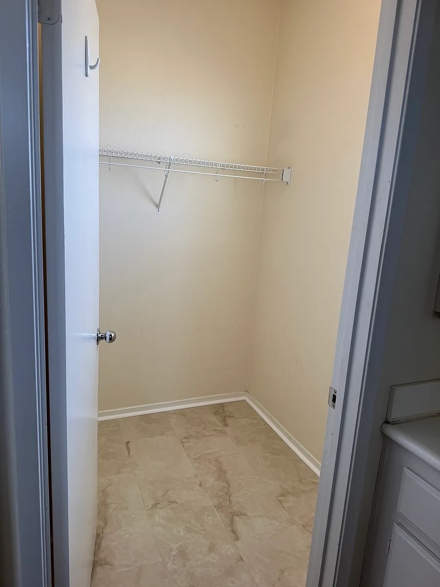 Walk-in Closet - 5467 Mandarin Cv