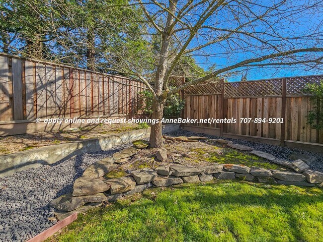 Building Photo - Newly Updated - New Appliances, Flooring, ...