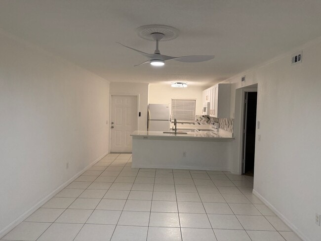 Building Photo - Ground Floor Condo 2/2  - Immediate Availa...