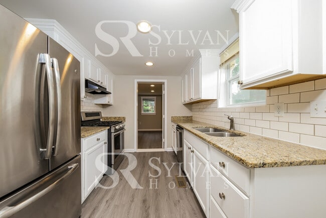 Building Photo - Charming 3 BR, 2 BA home is move-in ready