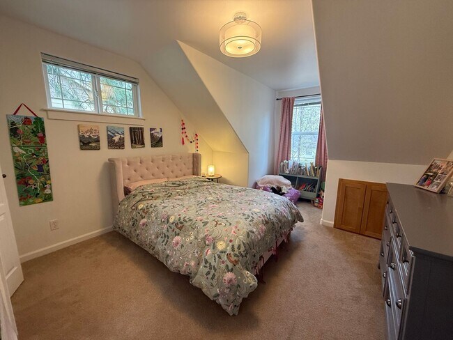 Building Photo - Beautiful 3 Bed/2.5 Bath Home in West Bend - Albany Ave