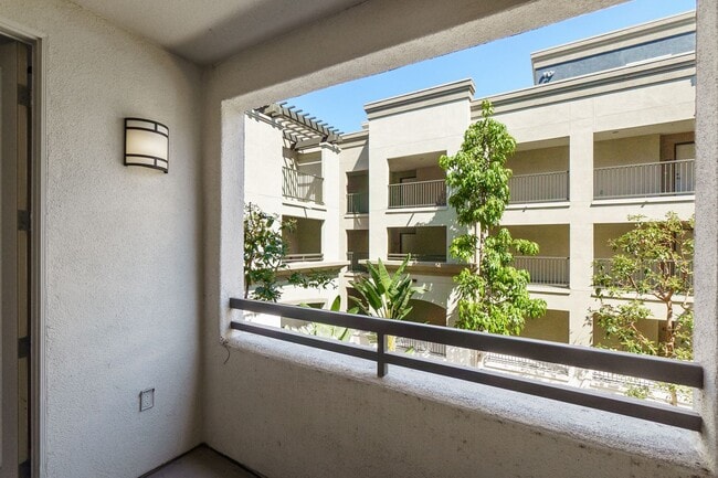 Building Photo - Stylish 2-Bedroom Condo with Resort Amenit...