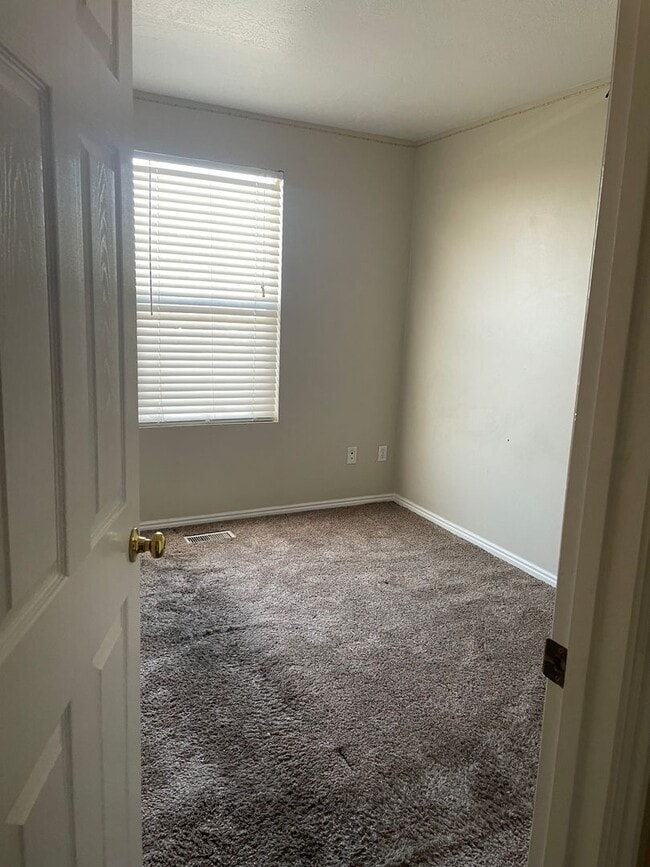 Building Photo - BEAUIFUL TOWNHOME!!!