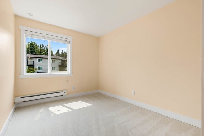 Building Photo - Bright & Updated 2BR Townhome in the Heart of Redmond – Near Light Rail & Marymoor Park