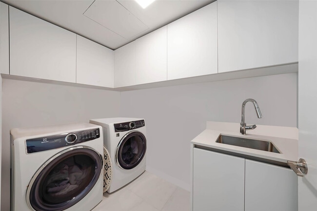 Building Photo - 900 N Ocean Blvd