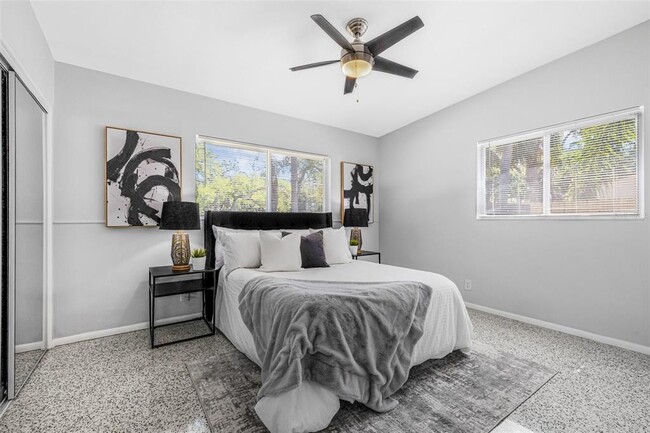Building Photo - 4925 Camellia Way S