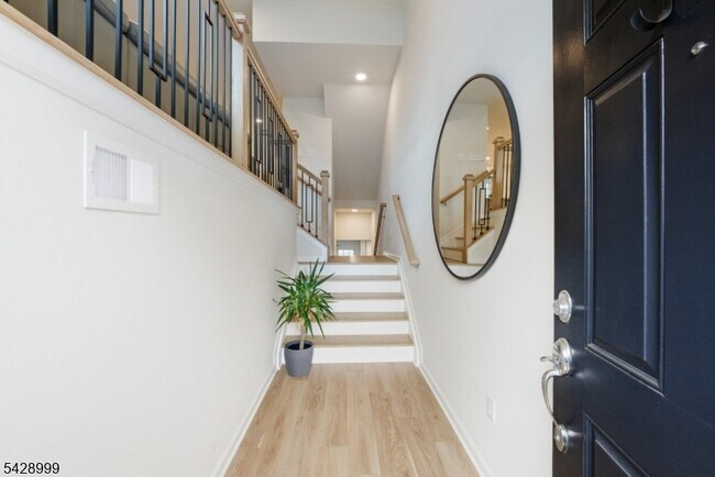 Building Photo - 19 Dahlia Dr