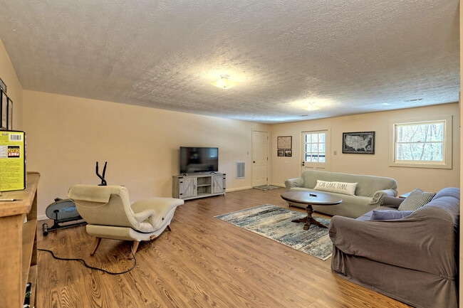 Building Photo - 1021 Saddle Back Cir