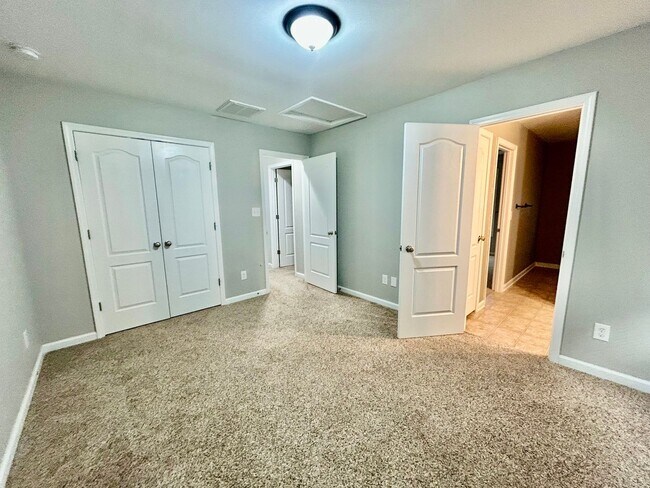 Building Photo - Three bedroom with finished basement in Hamburg!