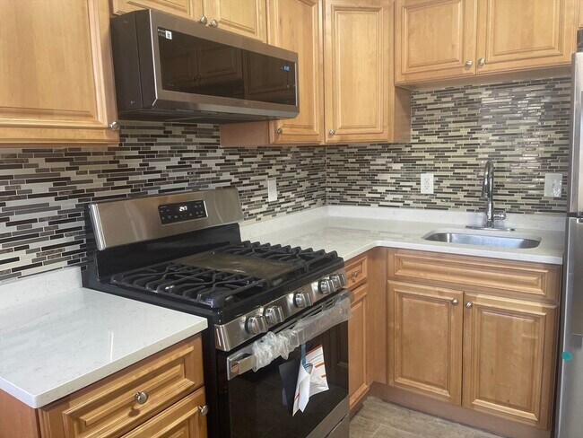 Building Photo - 1002 River St