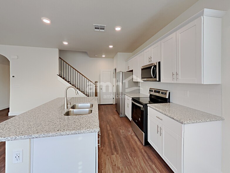 Building Photo - 1905 Viaggio Ave