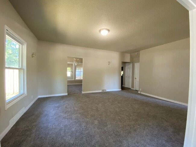 Building Photo - 4 Bedroom 2 Bathroom 2 Stall Detached Garage
