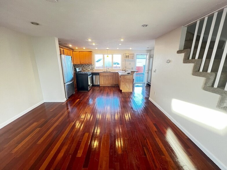 Building Photo - 86 Atwood St