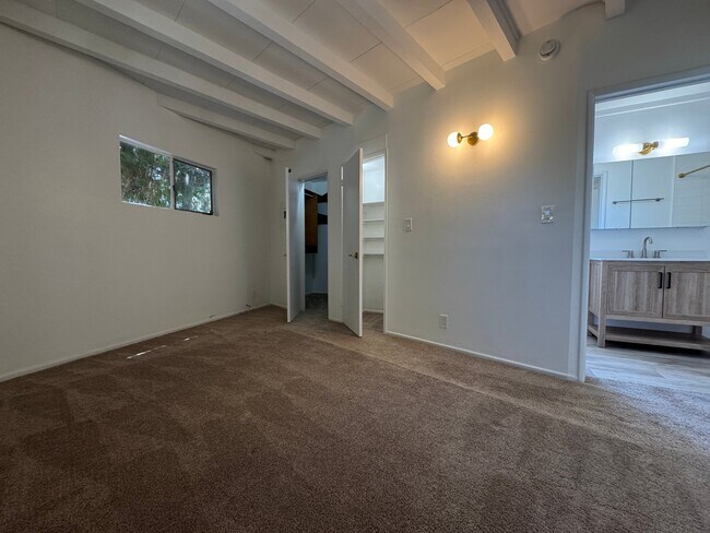 Building Photo - 4418 Vantage Ave