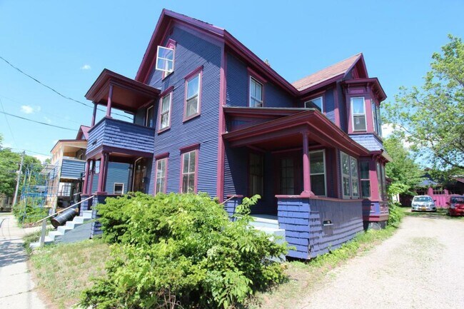 Building Photo - 14 Crombie St