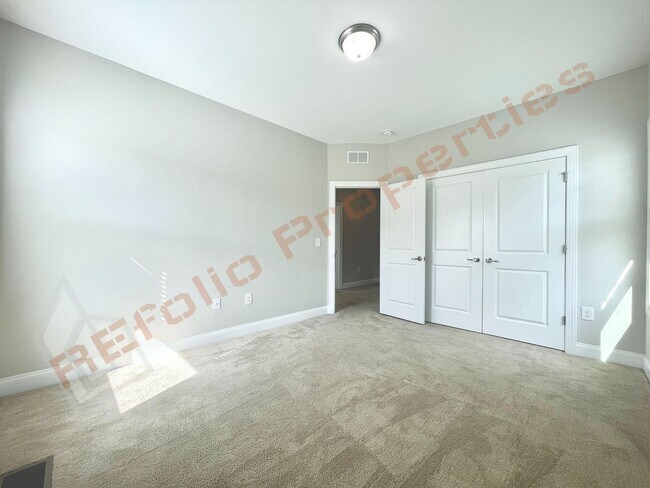 Building Photo - Lovely & Spacious 3 Bedroom, 2.5 Bathroom ...