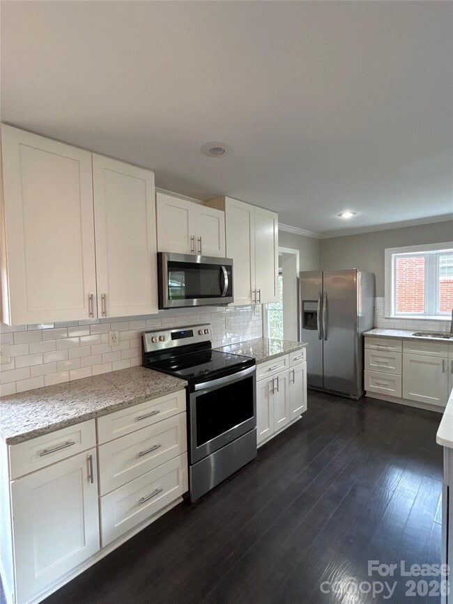 Building Photo - 1939 Sandhurst Dr