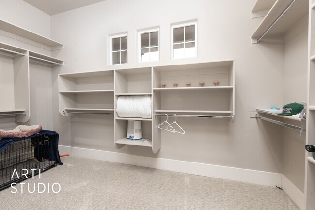 Building Photo - Fully Furnished Gorgeous 5 bed 4 bath with...