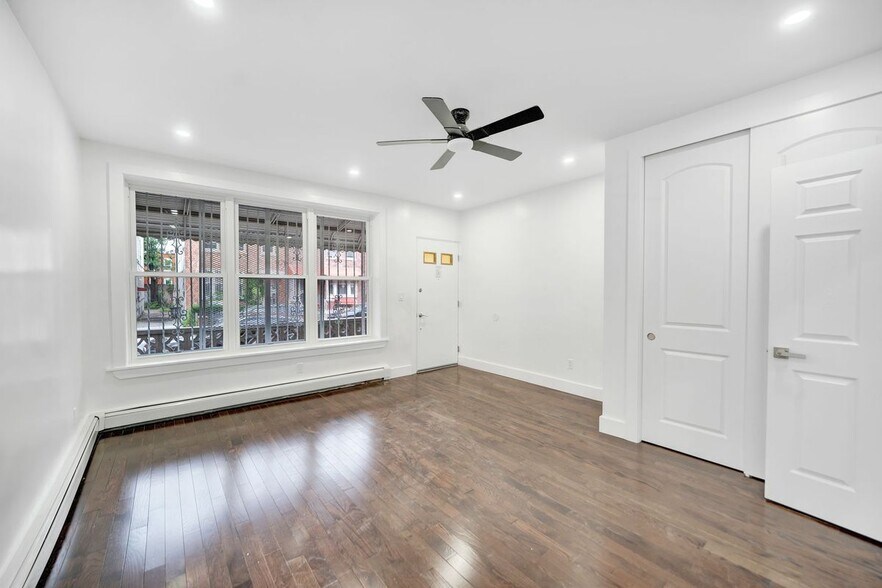 Building Photo - 251 E 46th St