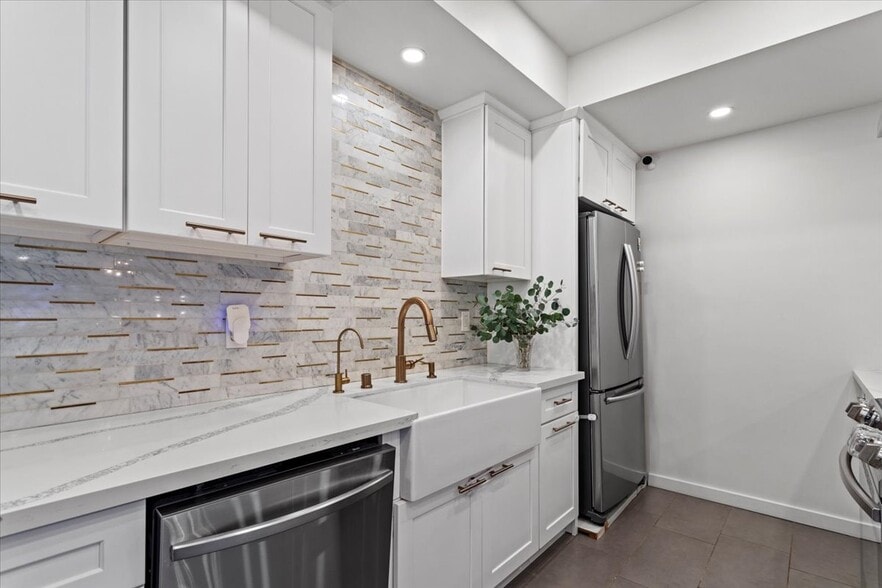 Building Photo - 9311 Burton Way