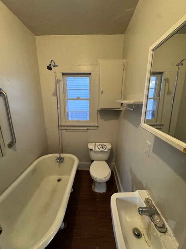 Building Photo - 1410 W 4th St