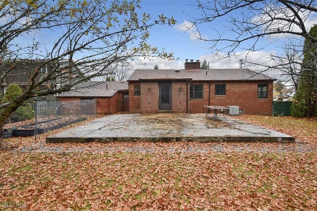 Building Photo - 21775 Hillsdale Ave