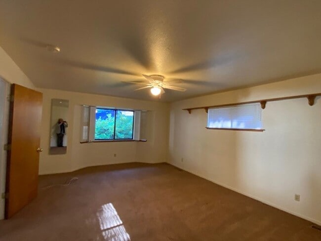 Building Photo - Very nice and comfortable Alta Sierra Home